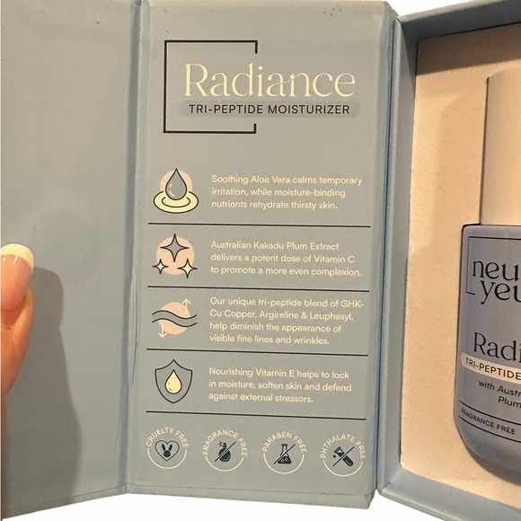 Tri-Peptide Moisturizer - Blue and Cream - Picture 3 of 7